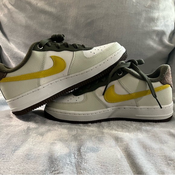 Nike Air Force 1 LV8 GS - Summit White / Vivid Sulfur (5.5 Youth = 7 Women's) - Picture 4 of 11